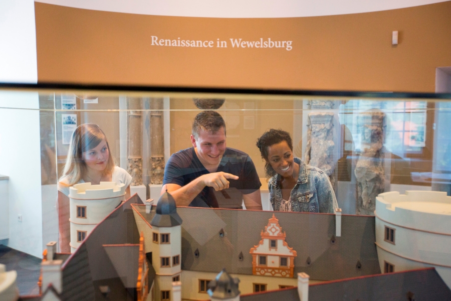 Die Wewelsburg – vom Steinzeitgrab zum Dreiecksschloss. Unterhaltsame Themenführung am Sonntag, 3. August um 15 Uhr im Historischen Museum des Hochstifts Paderborn. (Foto ©Kreismuseum Wewelsburg, Lina Loos)